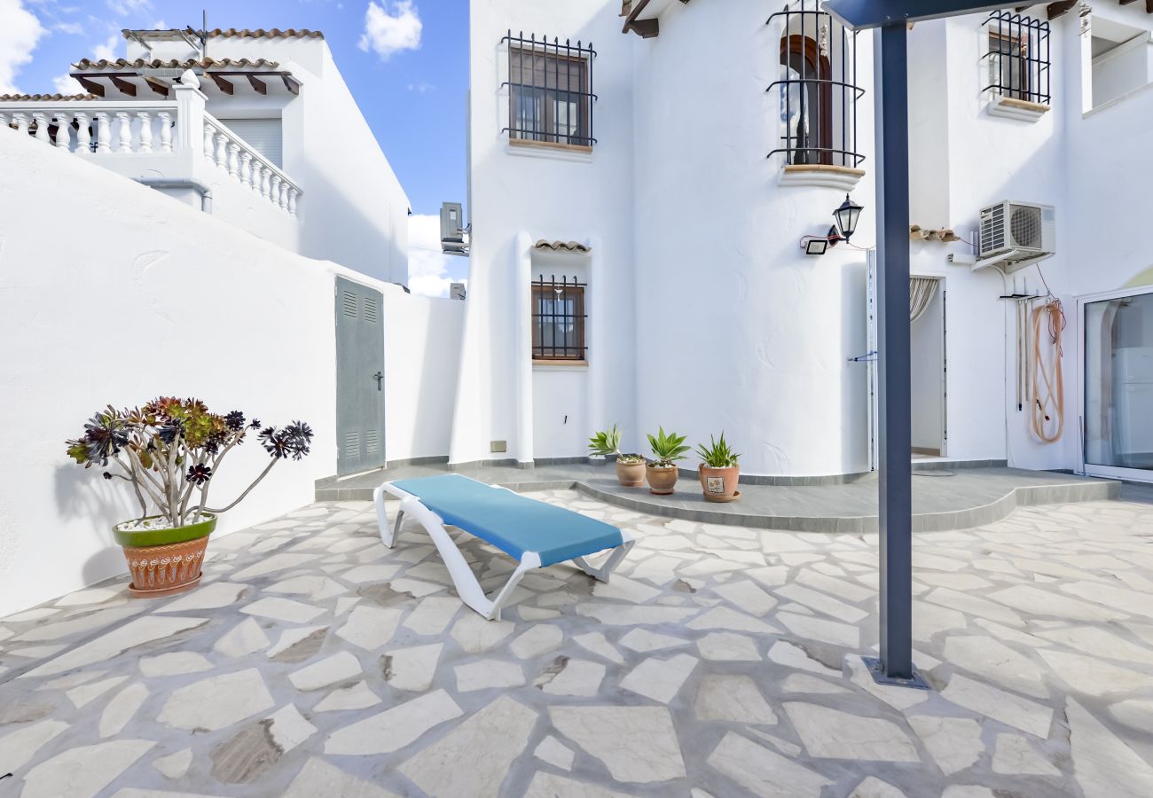 Maison mitoyenne à Calpe / Calp - Rafol - Maison de ville avec vue sur le rocher, piscine commune et court de tennis.