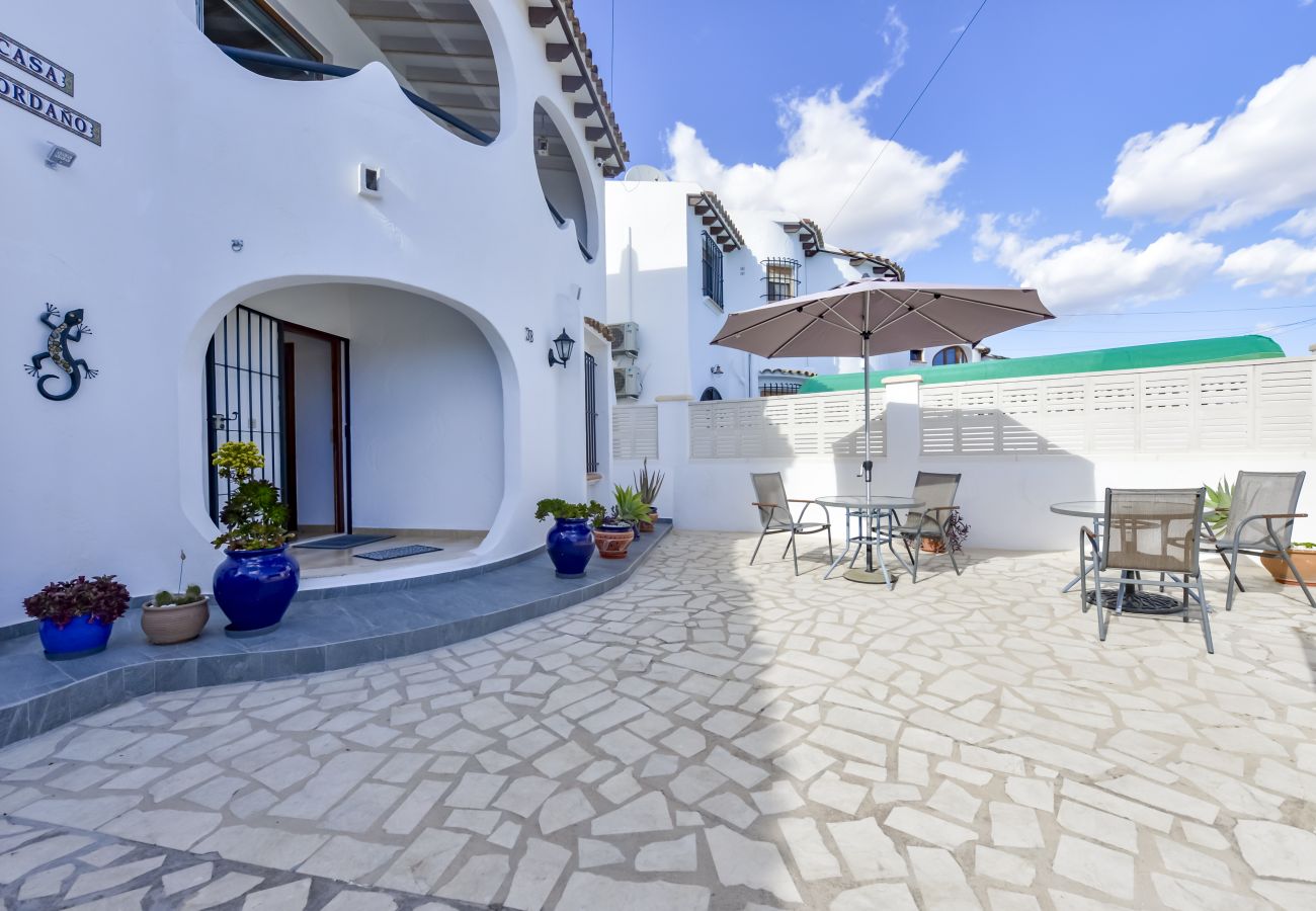 Maison mitoyenne à Calpe / Calp - Rafol - Maison de ville avec vue sur le rocher, piscine commune et court de tennis.