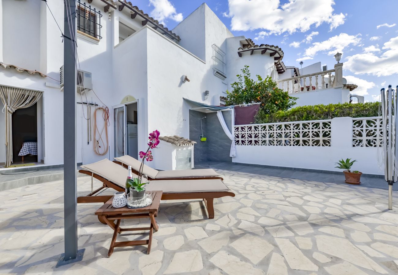 Maison mitoyenne à Calpe / Calp - Rafol - Maison de ville avec vue sur le rocher, piscine commune et court de tennis.