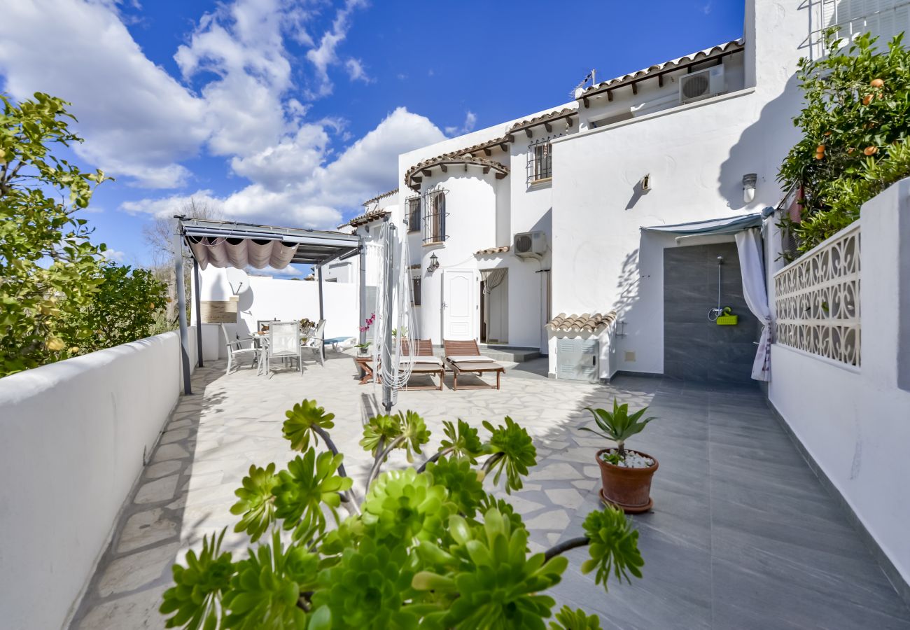 Maison mitoyenne à Calpe / Calp - Rafol - Maison de ville avec vue sur le rocher, piscine commune et court de tennis.