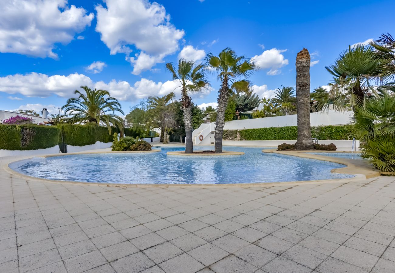 Maison mitoyenne à Calpe / Calp - Rafol - Maison de ville avec vue sur le rocher, piscine commune et court de tennis.